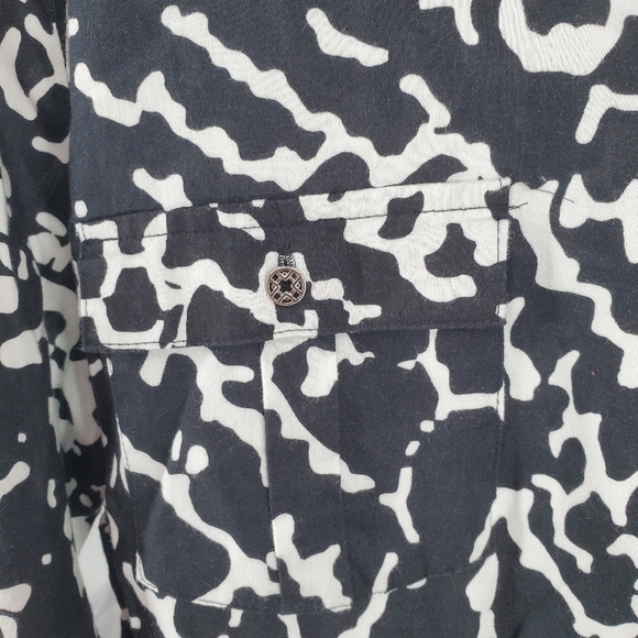 Jaclyn Smith Top 3 / 4 Roll Tab Sleeve Black White Print Button Up Size XXL - Picture 3 of 11